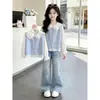Conjunto de outono 2026 para meninas, novo e estiloso, com blusa de gola boneca e jeans, conjunto de três peças para crianças mais velhas
