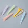 O fabricante tem em estoque presilhas de cabelo em cores de doce, presilhas jacaré em cores de gelatina, grampos de cabelo e presilhas para franja.