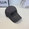 Boné de Baseball Bordado com Letra 2025 Novo para Mulheres Primavera, Verão e Outono Estilo Coreano Casual Protetor Solar Boné de Aba Casual para Mulheres Mostrando Rosto Pequeno