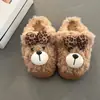 Pantuflas peludas antideslizantes de dibujos animados, modernas y lindas, nuevas para otoño e invierno 2026, zapatos cerrados de algodón cálidos para mujer, fáciles de poner, adecuados para usar en exteriores