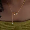 Collar con colgante de perla de imitación de dopamina, conchas blancas y rosas, nueva cadena para la clavícula de acero de titanio, joyería vintage de oro de 18k
