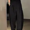 Pantalones negros de corte alto curvos tipo guadaña, colección otoño 2025, con textura fluida, estilo europeo de alta gama, modernos y versátiles.