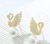 Aretes de aleación de diamantes de perlas de cisne con aguja de plata S925, moda de lujo ligero retro, aretes simples de alta gama que combinan con todo