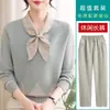 El atuendo de otoño de mamá: Top de punto con cuello en V y lazo, conjunto de camisas base finas elegantes y rejuvenecedoras para mujeres de mediana edad y mayores