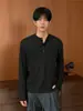 Camiseta de Manga Larga con Rayas Verticales Texturizadas y Cuello Henley Estilo Old Money para Hombres y Mujeres, Otoño Ligera Madura Corte Holgado Camiseta Base de Alta Gama Moderna