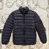 La colección de chaquetas de algodón transfronterizas ST presenta una insignia de brújula clásica en el brazo izquierdo, cierre de cremallera y un estilo casual funcional urbano americano