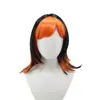 Cabelo médio de mulher cosplayer com cauda de lobo em gradiente preto e roxo, franja lateral estilo gótico sombrio, cabelo em camadas com pontas viradas para fora