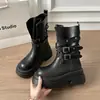 Hebilla de cinturón Botas de media pantorrilla 2026, estilo nuevo para mujeres petite, hermosas botas de mujer marrones, Botas de motociclista para mujer que aumentan la altura, Botas de cuero de otoño con suela gruesa