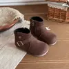 Nova coleção Outono/Inverno 2026: botas de cano baixo para meninas, botas leves com forro interno para bebês, novos estilos de inverno e botas de couro estilo Birkenstock para crianças pequenas