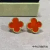 Versión Alta V Trébol de Cuatro Hojas Dorado Pendientes de Botón Ágata Roja Concha Blanca Chapado en Oro de 18K Brazaletes para Orejas Pinzas para Orejas de Lujo Ligero de Nicho Exclusivo para Transmisión en Vivo