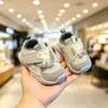 Novos Sapatos Andador para Bebê Outono 1-2-3 Anos Meninas Sola Macia Antiderrapante Meninos Sapatos para Criança Pequena Sapatos Individuais para Bebê Luzes Piscantes