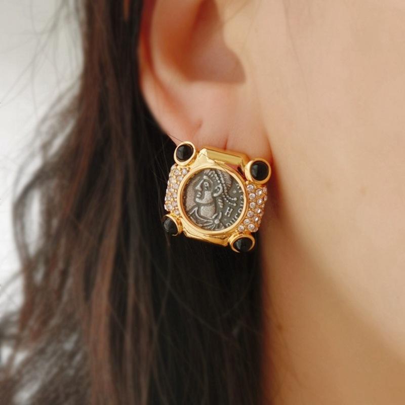 2212153 欧美小众中古浮雕罗马人像方形镶钻耳环vint