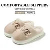 Venta al por mayor de pantuflas de algodón de invierno para mujer, nuevo estilo 2026, antideslizantes, cálidas, de color liso, para uso en interiores en casa, con suela gruesa, forradas de felpa y esponjosas