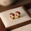 Pendientes Retro Ankora Rojos Retorcidos Lujo Accesible Gama Alta Hebilla de Oreja Única Pendientes de Diseño de Nicho Elegantes para Mujer Otoño e Invierno