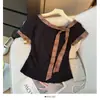 Camiseta Manga Curta Color Block Doce Estilo Coreano para Mulheres, Verão 2026, Acabamento Irregular com Fita, Corte Justo, Top Versátil, Tendência