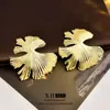 Pendientes de botón de hoja de ginkgo de moda europea y americana de aguja plateada, personalidad única, diseño exagerado, adornos para orejas con temperamento y sensación de alta calidad