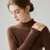 Camisa base de tricô com gola alta e acabamento franzido para outono e inverno, suéter de manga longa, macio e amigável à pele, top interno elegante para mulheres