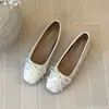 Nuevos zapatos planos de ballet versátiles para el otoño con detalle de lazo que aumenta la altura y remaches