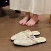 Mules Cerrados de Malla Bordada de Moda para Mujer, Nuevo Estilo Verano 2026, Tira Única con Adornos de Perlas, Sandalias Planas Estilo Hada