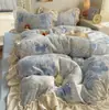 Juego de falda de cama estilo princesa de invierno para bebés y niños pequeños, grado A, bordado y engrosado de terciopelo de leche, con ribete de encaje, disponible en juego de cuatro piezas o juego de tres piezas en color crema