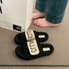 Sandálias de Sola Grossa Super Populares e Bonitas para Verão Feminino, Fashionáveis com Saias, Novo Estilo 2025 Chinelos Franceses Rasteiros para Sair