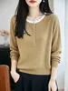 Suéter feminino de lã fina com um design retrô color-block apresentando um padrão texturizado de trança, criando um top de malha estiloso e elegante