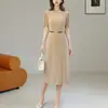Vestido Miyake com Toque de Luxo Leve e de Alta Qualidade, Esconde a Barriga, Cor Sólida, Gola Redonda, Mangas Curtas, Vestido Versátil de Comprimento Médio com Cinto, Vestido Elegante