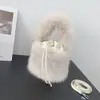 2023 nuevo estilo bolso cubo portátil de pelo sintético de zorro correa peluda bolso bandolera color macarrón dulce simple
