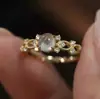 Anel Retrô de Pedra da Lua Imitação Cao Shi, Anel Exquisito e de Alto Padrão Romântico para o Dedo Indicador, Anel Feminino de Moda com Rosto de Ovo