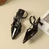 Elegantes tacones altos negros 2026 nuevo diseño nicho hueco estilo metálico sexy sandalias de punta cerrada para mujer