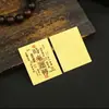 Al aplicar pegatinas para el teléfono, atrae buena fortuna con papel dorado, un cofre del tesoro y los Cinco Dioses de la Riqueza, celebrando el Año Nuevo Lunar con auspiciosas pegatinas doradas que atraen riqueza de todas direcciones y fomentan la prosperidad.