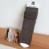 Calcetines de canalé fino a rayas verticales de media caña, calcetines largos grises estilo universitario, combinados con zapatos Mary Jane y calcetines hasta el tobillo
