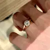 Anel Dinâmico de Diamante Cintilante para Mulheres, Luxo Leve com Design Flutuante de "Pequena Lâmpada", Anel de Dedo Indicador de Alta Qualidade, Joia de Nicho Exquisita e Fashion