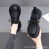 Sapatos Pequenos de Couro Femininos Estilo Britânico Primavera 2024 Novo Estilo Universitário Sola Grossa Versátil Aumento de Altura Sapatos Femininos tamanho grande 42