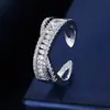 Anillo Abierto de Diseño de Lujo Transfronterizo de Nicho con Incrustaciones Cruzadas de Circonita, Anillo de Banda Ancha de Alto Brillo Superventas con una Vibración Elegante