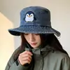 Sombrero de Cubo Pequeño Bordado de Pingüino Estilo Japonés, Mezclilla Lavada, Sombrero de Cubo Casual de Gama Alta Versátil de Nicho, Sombrero para Senderismo al Aire Libre