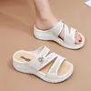 Sandalias de plataforma gruesa para mujer que aumentan la altura, nuevo estilo de verano 2026, sandalias de playa de cuña huecas de talla pequeña