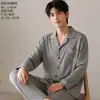Conjunto de cardigan para casa Panyumei, com imitação de algodão amigável à pele, manga longa e calça longa para homens, 26 novos modelos, pijamas de cor sólida com gola reversa