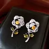 Brincos de Agulha Prata com Zircônia Incrustada em Design de Rosa Vazado, Estilosos e Exquisitos, Brincos Versáteis com um Toque de Luxo Leve e Acabamento de Alta Qualidade