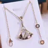 Nova Saia Colar Feminino V Dourado Diamante Forma de Pera Branco Fritillaria Pequeno Joker Pingente Corrente da Clavícula Outlet de Fábrica