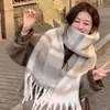 Bufanda para Mujer en Invierno, Chal Grande de Pelo Colorido de Alta Gama con Borlas, Cálido y Versátil, Bufanda Rayada Atmosférica al por Mayor