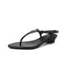 Sandálias chinelo de couro ultraleve com estampa de cobra para mulheres, sandálias de dedo com salto baixo, novo estilo de verão, sandálias romanas abertas na frente e com bico redondo para férias para mulheres