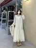 Vestido hueco estilo francés talla grande combinado con un cárdigan de punto, un conjunto de dos piezas para un look de primavera suave y relajado