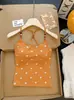 Nueva camisola de estilo americano para mujer con cuello halter de cuentas y estampado de lunares, con copas en el pecho, hermoso diseño en la espalda, corte ajustado y efecto adelgazante