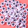 Cuentas planas acrílicas con letras en inglés, 4 x 7 mm, color blanco y negro, ideales para manualidades de educación temprana para niños. Oferta especial en Amazon.
