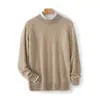 Suéter masculino simples de cashmere com gola redonda, gola alta discreta, corte solto e disponível em tamanhos grandes.