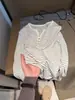 Camiseta base feminina com gola henley, listrada, meia-botão, para primavera e outono, decote V, ombro normal, manga longa, estilo coreano, top versátil
