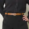 Cinto de Couro Novo Estilo para Homens e Mulheres com Fivela Oval Irregular Prateada, Tendência Versátil de Alta Qualidade Estilo Coreano para Jeans Venda por Atacado
