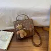 Mochila de viaje para mujer de otoño 2026, nueva y moderna, estilo coreano, con estampado de corazón, bolso pequeño cuadrado, versátil para llevar cruzado y como bolso de mano.