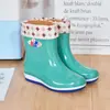 Botas de lluvia para mujer con forro polar, zapatos cálidos para todas las estaciones, zapatos impermeables de moda, zapatos de algodón de tubo alto antideslizantes, botas de lluvia, cubrezapatos de goma para invierno